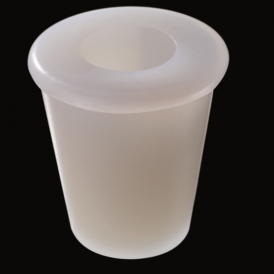 tapón de silicona para barricas modelo universal con hueco superior de color blanco